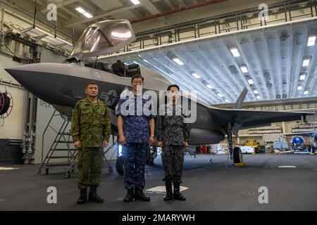 Hochrangige Offiziere der Japan Self-Defense Force (JSDF) posieren für ein Foto während eines Besuchs des amphibischen Angriffsschiffs USS Tripoli (LHA 7), das am 3. Juni 2022 auf dem Weg ist. JSDF-Offiziere besuchten die USS Tripoli und sprachen über die Anstellung von F-35B Lightning II Flugzeugen von Amphibienflugzeugen. Stockfoto