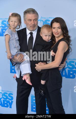 Carmen Gabriela Baldwin, Alec Baldwin, Leonardo Angel Charles Baldwin und Hilaria Baldwin besuchen die New Yorker Premiere von "The Boss Baby" im AMC Loews Lincol Stockfoto