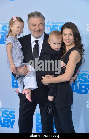 Carmen Gabriela Baldwin, Alec Baldwin, Leonardo Angel Charles Baldwin und Hilaria Baldwin besuchen die New Yorker Premiere von "The Boss Baby" im AMC Loews Lincol Stockfoto