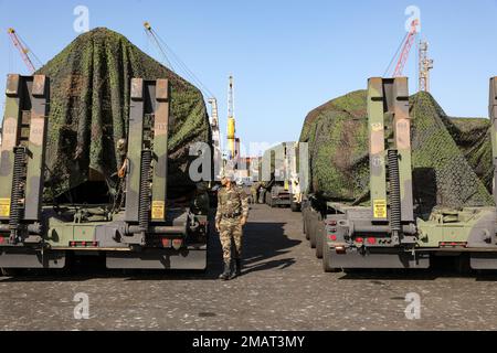 Gesicherte USA Die Armee M1A3 Abrams Tanks, versteckt durch Camo-Netze, werden im Hafen von Agadir für die Abfahrt zur Zollabfertigung in Tifnit während der Übung African Lion 22, 4. Juni 2022, Agadir, Marokko, vorbereitet. Die US-Panzer wurden sowohl mit US-amerikanischen als auch marokkanischen Transportfahrzeugen vom Hafen zu ihrem Aufenthaltsort in Tifnit, Marokko, transportiert. Der afrikanische Löwe 2022 ist in den USA Die größte gemeinsame jährliche Übung des Kommandos Afrika, die von Marokko, Ghana, Senegal und Tunesien veranstaltet wird, vom 6. Bis 30. Juni. Mehr als 7.500 Teilnehmer aus 28 Ländern und der NATO trainieren zusammen mit dem Schwerpunkt auf der Verbesserung der Stockfoto