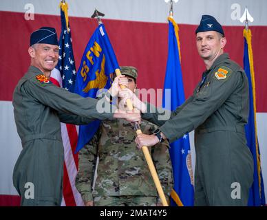 USA Luftwaffenbrücke. General Gregory Kreuder, 56. Kampfflügelkommandant (links), überreicht Oberst Matthew Johnston, 56. Befehlshaber der Einsatzgruppe (rechts), während der Zeremonie des 56. OG-Kommandowechsels im Juni einen Guidon. 3, 2022, auf dem Luftwaffenstützpunkt Luke, Arizona. Der 56. OG baut die Zukunft der Luftkraft auf, indem er erstklassige Flugoperationen durchführt, Eliteunterricht bietet und die Air Power Community für die Vereinigten Staaten, unsere Verbündeten und unsere Partner kultiviert. Stockfoto