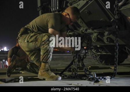 Soldaten des Combined Arms Bataillon 1., 163. Cavalry Regiment, führen eine Emergency Deployment Readiness Übung (EDRE) auf der Ali Al Salem Air Base, Kuwait, durch. Stockfoto