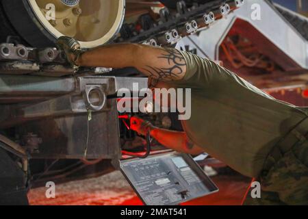 Soldaten des Combined Arms Bataillon 1., 163. Cavalry Regiment, führen eine Emergency Deployment Readiness Übung (EDRE) auf der Ali Al Salem Air Base, Kuwait, durch. Stockfoto