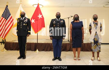 Chief Warrant Officer 4 Mervin T. Mills, Virgin Islands National Guard, Joint Force Headquarters, wird vom Generaladjutanten der Nationalgarde der Jungferninseln, Major Kodjo Knox-Limbacker, an der Nationalgarde der Jungferninseln, JFHQ, am 04. Juni 2022 zum Chief Warrant Officer 5 befördert. Mr. Mills wird von seiner Frau Mrs. Marcia Mills und seiner Mutter Martha Mills begleitet, um diese Beförderungszeremonie festzuschreiben, die im Gebäude des Readiness Training Institute stattfindet. Stockfoto