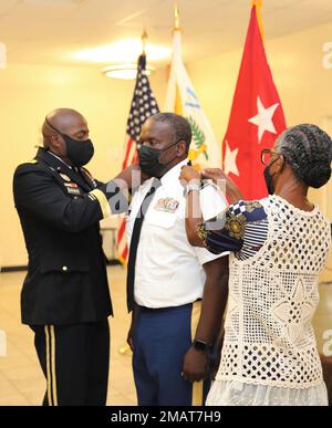 Chief Warrant Officer 4 Mervin T. Mills, Virgin Islands National Guard, Joint Force Headquarters, wird vom Generaladjutanten der Nationalgarde der Jungferninseln, Major Kodjo Knox-Limbacker, an der Nationalgarde der Jungferninseln, JFHQ, am 04. Juni 2022 zum Chief Warrant Officer 5 befördert. Mr. Mills wird von seiner Frau Mrs. Marcia Mills und seiner Mutter Martha Mills begleitet, um diese Beförderungszeremonie festzuschreiben, die im Gebäude des Readiness Training Institute stattfindet. Stockfoto