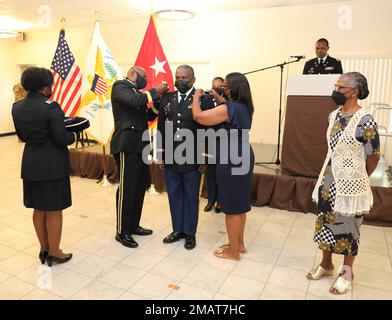 Chief Warrant Officer 4 Mervin T. Mills, Virgin Islands National Guard, Joint Force Headquarters, wird vom Generaladjutanten der Nationalgarde der Jungferninseln, Major Kodjo Knox-Limbacker, an der Nationalgarde der Jungferninseln, JFHQ, am 04. Juni 2022 zum Chief Warrant Officer 5 befördert. Mr. Mills wird von seiner Frau Mrs. Marcia Mills und seiner Mutter Martha Mills begleitet, um diese Beförderungszeremonie festzuschreiben, die im Gebäude des Readiness Training Institute stattfindet. Stockfoto