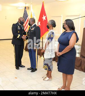 Chief Warrant Officer 4 Mervin T. Mills, Virgin Islands National Guard, Joint Force Headquarters, wird vom Generaladjutanten der Nationalgarde der Jungferninseln, Major Kodjo Knox-Limbacker, an der Nationalgarde der Jungferninseln, JFHQ, am 04. Juni 2022 zum Chief Warrant Officer 5 befördert. Mr. Mills wird von seiner Frau Mrs. Marcia Mills und seiner Mutter Martha Mills begleitet, um diese Beförderungszeremonie festzuschreiben, die im Gebäude des Readiness Training Institute stattfindet. Stockfoto