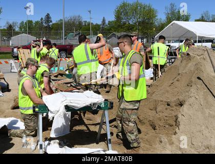 Soldaten des 1. Bataillons, 94. Kavallerie-Regiment füllen Sandsäcke in International Falls, Minnesota. Die Soldaten wurden aktiviert, um die Überschwemmung im Regenbecken zu unterstützen. Stockfoto