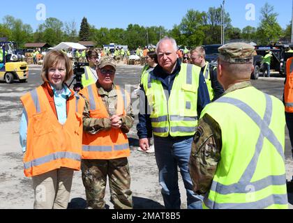 Soldaten des 1. Bataillons, 94. Kavallerie-Regiment füllen Sandsäcke in International Falls, Minnesota. Die Soldaten wurden aktiviert, um die Überschwemmung im Regenbecken zu unterstützen. Stockfoto