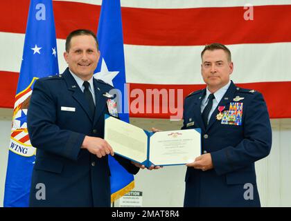 Brigg. General Bryan J. Teff (links), stellvertretender Generaladjutant der Michigan Air National Guard, Und Oberst Shawn E. Holtz (rechts), ehemaliger Befehlshaber des 110. Flügels, posiert nach der Verleihung der Legion of Merit an Holtz während einer Zeremonie zum Kommandowechsel im 110. Flügel am Battle Creek Air National Guard Base, Michigan, 4. Juni 2022. Oberst Daniel J. Kramer II. Übernahm das Kommando über den Flügel von Holtz aus. Stockfoto