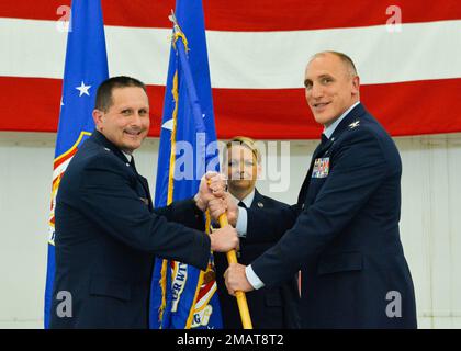 Brigg. General Bryan J. Teff (links), Adjutant General der Michigan Air National Guard, übergibt den Wing Guidon an Oberst Daniel J. Kramer II, den neuen 110. Wing Commander, während einer Zeremonie zum Wing-Wechsel in der Battle Creek Air National Guard Base, Michigan, 4. Juni 2022. Kramer übernahm das Kommando über den 110. Flügel von Oberst Shawn E. Holtz. Stockfoto