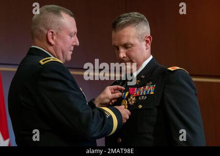 Armee Nationalgarde Brigg. General Eric J. Riley, Land Component Commander der Oregon Army National Guard (links) überreicht Oberst Stephen Schmidt (rechts) während seiner Ruhestandsfeier am 4. Juni 2022 im Camp Withycombe, Oregon, Militärpreise. Schmidt wurde von Juni 2017 bis zu seinem September 2021 zum Befehlshaber des 82. Brigaden-Truppenkommandos ernannt, wobei er von Oktober 2021 bis Mai 2022 endgültig zum Direktor des Joint Domestics Operations Command ernannt wurde. (Foto der Nationalgarde von John Hughel, Oregon Military Department Public Affairs) Stockfoto