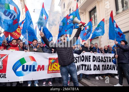 Rom, Italien. 19. Januar 2023. Demonstration in Rom vor dem Hauptquartier des Ministeriums für Unternehmen und in Italien hergestellt, organisiert von Arbeitern der ehemaligen ILVA-Fabriken in Taranto. (Foto: Matteo Nardone/Pacific Press) Kredit: Pacific Press Media Production Corp./Alamy Live News Stockfoto