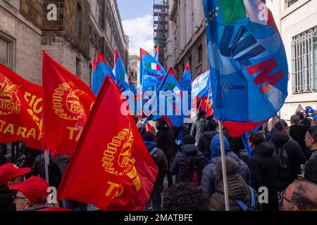 Rom, Italien. 19. Januar 2023. Demonstration in Rom vor dem Hauptquartier des Ministeriums für Unternehmen und in Italien hergestellt, organisiert von Arbeitern der ehemaligen ILVA-Fabriken in Taranto. (Foto: Matteo Nardone/Pacific Press) Kredit: Pacific Press Media Production Corp./Alamy Live News Stockfoto