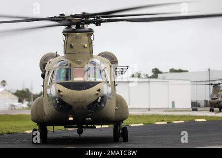 Florida National Guardsmen mit dem 1-111. Aviation Bataillon, B Company, Bodenflugzeug am Orlando Executive Airport, Florida, 4. Juni 2022. Die Besatzung inszenierte drei Boeing CH-47 Chinook-Hubschrauber als Vorbereitung auf eine Luftdemonstration bei den Special Olympics 2022. Die Einheit mit Sitz in Jacksonville, Florida, bietet häufig operative Unterstützung aus der Luft bei Naturkatastrophen und Notfällen. „Mit einer Menge Dinge als Bürgersoldaten der Florida National Guard möchten wir zu unseren lokalen Gemeinden beitragen, nicht nur bei Hurrikanen und Feuerwehren, sondern auch bei Ereignissen wie diesem, um es zu zeigen Stockfoto