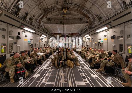 Mitglieder des 124. Fighter Wing, Idaho Air National Guard, reisen an Bord eines C-17 Globemaster III vom 105. Airlift Wing, New York Air National Guard, auf dem Weg nach Alpena, Michigan, 4. Juni 2022. Diese Bemühungen dienen der Unterstützung von Agile Rage 22, das realistische Trainingsmöglichkeiten bietet und aktuelle und zukünftige Kampfumgebungen nachahmt, die von der National Defense Strategy diktiert werden. Stockfoto
