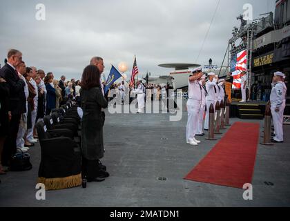 220604-N-LV695-1018 SAN DIEGO (4. Juni 2022) Zuschauer beobachten die Präsentation der Farben während der Gedenkfeier zum 80. Jahrestag der Schlacht von Midway und der Centennial of U.S. Navy Aircraft Carrier im USS Midway Museum in San Diego, Juni 4. Die USA Die Entschlossenheit, der Eifer und die Tapferkeit der Navy bei der Schlacht von Midway, die vom 4. Bis 7. Juni 1942 stattfand, stoppte den Vormarsch der kaiserlichen japanischen Marine und wandte die Flut des Krieges im Pazifik im Zweiten Weltkrieg Der Sieg in Midway hat die Kriegsführung der Navy neu definiert und den Flugzeugträger als den herausragenden Machtproje der Navy dargestellt Stockfoto