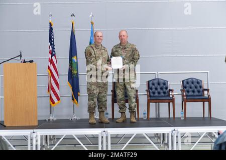 Oberst David Shevtschik, Befehlshaber des 158. Kampfflügels, überreicht dem scheidenden Kommandochef Sergeant Jeffrey Stebbins eine Medaille für den Meritorious Service während der Ermächtigungszeremonie des Kommandoführers auf der Luftwaffenbasis Vermont, South Burlington, Vermont, 4. Juni 2022. Chefmeisterin Adrianne Schulz, die neue Kommandoleiterin des 158. Kampfflügels, ist die erste weibliche Kommandoleiterin in der 7. Dekade der Nationalgarde von Vermont. Stockfoto