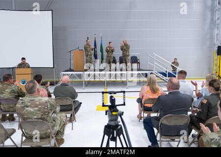 Chief Master Sgt. Adrianne Schulz, der neue Kommandochef für den 158. Kampfflügel, wird als neuer Kommandochef geehrt von Colonel David Shevchik, Commander des 158. Kampfflügels, Chief Master Sgt. Jeffrey Stebbins, dem ausscheidenden Kommandochef für den 158. Kampfflügel, und von der Airmen-Familie, Und Freunde während der Ermächtigungszeremonie auf der Luftwaffenbasis Vermont, South Burlington, Vermont, 4. Juni 2022. Schulz ist die erste weibliche Kommandoführerin in der sieben Jahrzehnte währenden Geschichte der Vermont Air National Guard. Stockfoto