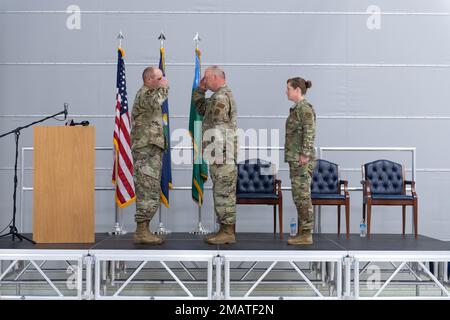 Chief Master Sgt. Jeffrey Stebbins, der ausscheidende Kommandochef des 158. Kampfflügels, gibt die Autorität als Kommandochef an Colonel David Shevtschik ab, den Befehlshaber des 158. Kampfflügels während der Autoritätsübernahme des Kommandooberoberoberhauptquartiers an der Luftwaffenbasis Vermont, South Burlington, Vermont, 4. Juni 2022. Chefmeisterin Adrianne Schulz, die neue Kommandoleiterin des 158. Kampfflügels, ist die erste weibliche Kommandoleiterin in der 7. Dekade der Nationalgarde von Vermont. Stockfoto