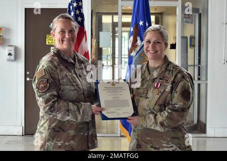 Leutnant Farrah Schluter, 301. Kommandant der Logistik-Bereitschaftsgeschwader, und Chief Master Sgt. Angela Rooney, 301 FW LRS Senior Encelled Leader, hat Rooneys Pensionierungsbefehl in der Naval Air Station Joint Reserve Base Fort Worth, Texas, am 4. Juni 2022 erwirkt. Rooney geht im Oktober 2022 offiziell in den Ruhestand, nach 25 Jahren Militärdienst. Stockfoto