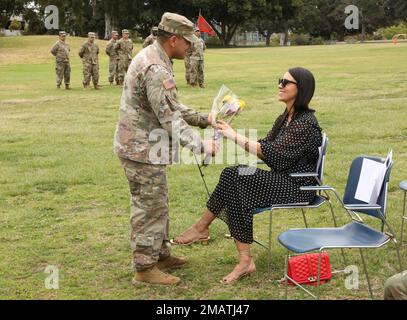 Die Frau von Kommandoleiter Major Alexandre Santana, neuer CSM des 578 BEB, erhält am 4. Juni 2022 einen Blumenstrauß im Kearny Mesa Recreation Park, Kalifornien. Die Zeremonie zur Änderung der Verantwortung ist ein traditionelles Ereignis, das die Autorität von nicht kommissionierten Offizieren in den USA stärken soll Und betont ihre Unterstützung für die Befehlskette. Stockfoto