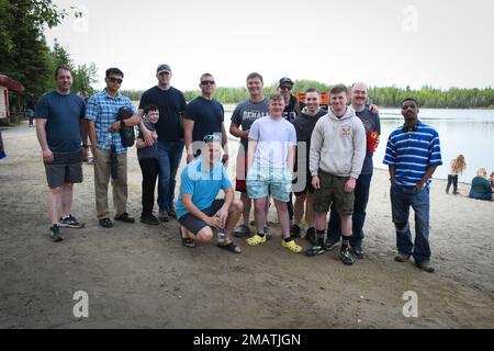 Die Luftwaffe der 168. Wing Communications Squadron machten zusammen ein Foto beim Familienpicknick im 168. Flügel in Chena Lakes, Nordpol, Alaska. Die 168. Cyber Defenders gewährleisten die Sicherheit unserer Computernetzwerke und Online-Kommunikation. Stockfoto