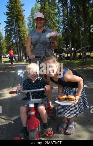 Captain Tracy Pumford, 168.-Flügel-KC-135-Stratotanker-Pilot, genießt den 168.-Flügel-Familientag mit ihren Kindern in Chena Lakes, Nordpol, Alaska. Stockfoto