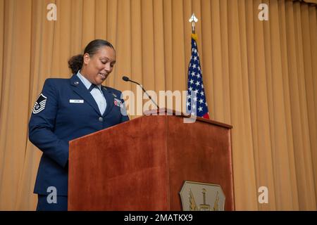 Master Sgt. Christina Jilton, 192. Staffelleiter, berichtet über die Beförderungszeremonie für Senior Master Sgt. Carmen Daniels, 192. Staffelstab, 4. Juni 2022, Joint Base Langley-Eustis, Virginia. Daniels wurde 176. Oberfeldwebel der Virginia Air National Guard und wurde von Familie, Freunden und Kollegen der VaANG gefeiert. Stockfoto