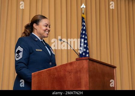 Die neu beförderte Chefmeisterin Carmen Daniels, 192. Force Support Flight Senior Enlisted Leader, dankt und würdigt ihre Beförderung am 4. Juni 2022 auf der Joint Base Langley-Eustis, Virginia. Daniels wurde 176. Chef der Virginia Air National Guard und wurde von Familie, Freunden und Kollegen der VaANG gefeiert. Stockfoto