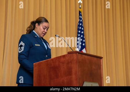 Die neu beförderte Chefmeisterin Carmen Daniels, 192. Force Support Flight Senior Enlisted Leader, dankt und würdigt ihre Beförderung am 4. Juni 2022 auf der Joint Base Langley-Eustis, Virginia. Daniels wurde 176. Chef der Virginia Air National Guard und wurde von Familie, Freunden und Kollegen der VaANG gefeiert. Stockfoto