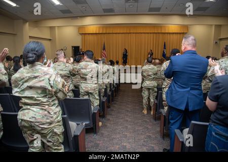 Die neu beförderte Chefmeisterin Carmen Daniels, 192. Force Support Flight Senior Enlisted Leader, dankt und würdigt ihre Beförderung am 4. Juni 2022 auf der Joint Base Langley-Eustis, Virginia. Daniels wurde 176. Chef der Virginia Air National Guard und wurde von Familie, Freunden und Kollegen der VaANG gefeiert. Stockfoto