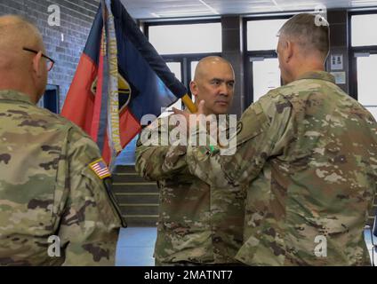 USA Oberst Randy Lau, Brigadekommandeur, 79. Infanterie-Brigaden-Kampfteam, gibt den Führer während der Zeremonie zur Befehlsänderung an Kapitän Levi Rowley, ankommender Befehlshaber des HHC, 79. IBCT, in Kearny Mesa Armory, Kalifornien, am 4. Juni 2022 weiter. Der Kommandowechsel ist eine militärische Tradition, die eine formelle Übertragung von Autorität und Verantwortung von einem befehlshabenden Offizier auf einen anderen darstellt. Stockfoto