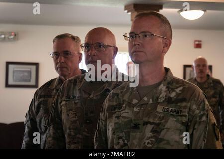 Chief Warrant Officer 5 Thomas Galoff, nimmt an einer Ruhestandszeremonie in der Nähe des Rathauses von Camp Ripley am 4. Juni 2022 Teil. Galoff wird diesen Sommer von seiner Vollzeitstelle zurücktreten und mehr als 40 Jahre im Dienst stehen. Er begann seine Karriere 1980 beim 724th Engineer Battalion der Wisconsin National Guard als Kampfingenieur und Schwermaschinenführer. (Minnesota National Guard Foto von Sgt. Mahsima Alkamooneh) Minnesota, Ruhestandszeremonie, Tradition des Dienstes, Nationalgarde, Stockfoto