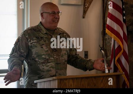 Chief Warrant Officer 5 Thomas Galoff, nimmt an einer Ruhestandszeremonie in der Nähe des Rathauses von Camp Ripley am 4. Juni 2022 Teil. Galoff wird diesen Sommer von seiner Vollzeitstelle zurücktreten und mehr als 40 Jahre im Dienst stehen. Er begann seine Karriere 1980 beim 724th Engineer Battalion der Wisconsin National Guard als Kampfingenieur und Schwermaschinenführer. (Minnesota National Guard Foto von Sgt. Mahsima Alkamooneh) Minnesota, Ruhestandszeremonie, Tradition des Dienstes, Nationalgarde, Stockfoto