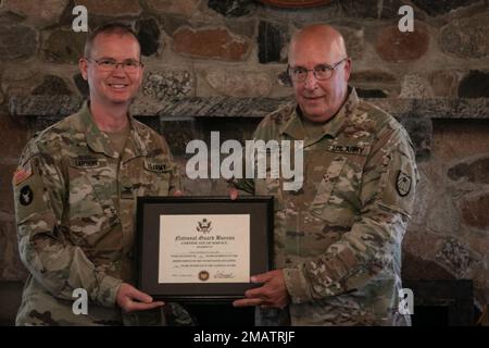 Chief Warrant Officer 5 Thomas Galoff, nimmt an einer Ruhestandszeremonie in der Nähe des Rathauses von Camp Ripley am 4. Juni 2022 Teil. Galoff wird diesen Sommer von seiner Vollzeitstelle zurücktreten und mehr als 40 Jahre im Dienst stehen. Er begann seine Karriere 1980 beim 724th Engineer Battalion der Wisconsin National Guard als Kampfingenieur und Schwermaschinenführer. (Minnesota National Guard Foto von Sgt. Mahsima Alkamooneh) Minnesota, Ruhestandszeremonie, Tradition des Dienstes, Nationalgarde, Stockfoto