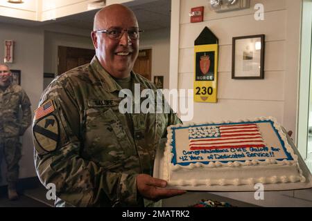 Chief Warrant Officer 5 Thomas Galoff, steht für ein Foto in der Nähe von Camp Ripley, 4. Juni 2022. Galoff wird diesen Sommer mit mehr als 40 Jahren Dienst in den Ruhestand gehen. Er begann seine Karriere 1980 beim 724th Engineer Battalion der Wisconsin National Guard als Kampfingenieur und Schwermaschinenführer. (Minnesota National Guard Foto von Sgt. Mahsima Alkamooneh) Minnesota, Ruhestandszeremonie, Tradition des Dienstes, Nationalgarde, Stockfoto