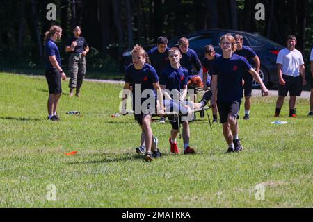 USA Marine Corps-Pools von Marine Corps Recruiting Station Pittsburgh führen eine Evakuierungsübung für Opfer im Rahmen einer Teamübung während des Krieger-Wochenendes in Somerset, Pennsylvania, am 4. Juni 2022 durch. Das Warrior's Weekend brachte zukünftige Marines aus dem Westen Pennsylvania, New York, Ohio und West Virginia mit, um sie mental und physisch auf die Herausforderung des Marine Corps Recruit Training vorzubereiten. Stockfoto