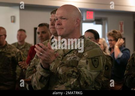Chief Warrant Officer 5 Thomas Galoff, nimmt an einer Ruhestandszeremonie in der Nähe des Rathauses von Camp Ripley am 4. Juni 2022 Teil. Galoff wird diesen Sommer von seiner Vollzeitstelle zurücktreten und mehr als 40 Jahre im Dienst stehen. Er begann seine Karriere 1980 beim 724th Engineer Battalion der Wisconsin National Guard als Kampfingenieur und Schwermaschinenführer. (Minnesota National Guard Foto von Sgt. Mahsima Alkamooneh) Minnesota, Ruhestandszeremonie, Tradition des Dienstes, Nationalgarde, Stockfoto