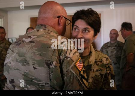 Chief Warrant Officer 5 Thomas Galoff, nimmt an einer Ruhestandszeremonie in der Nähe des Rathauses von Camp Ripley am 4. Juni 2022 Teil. Galoff wird diesen Sommer von seiner Vollzeitstelle zurücktreten und mehr als 40 Jahre im Dienst stehen. Er begann seine Karriere 1980 beim 724th Engineer Battalion der Wisconsin National Guard als Kampfingenieur und Schwermaschinenführer. (Minnesota National Guard Foto von Sgt. Mahsima Alkamooneh) Minnesota, Ruhestandszeremonie, Tradition des Dienstes, Nationalgarde, Stockfoto