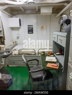 Das Quartier des Captains oder das Prunkzimmer des Captains des Schlachtschiff USS Alabama, mit Schreibtisch, Etagenbett und Spüle auf engem Raum. Stockfoto