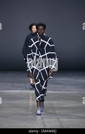 Paris, Frankreich. 19. Januar 2023. Models präsentieren Kreationen aus der Issey Miyake Herbst/Winter 2023-2024 Kollektion während der Men's Fashion Week in Paris, Frankreich, am 19. Januar 2023. Kredit: Piero Biasion/Xinhua/Alamy Live News Stockfoto