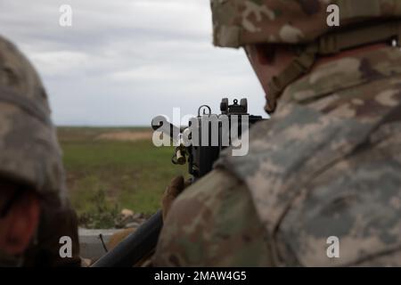 Soldaten der 833. Engineer Company, Iowa National Guard, feuern die letzten Runden des Morgens während des Western Strike 22, 5. Juni 2022, im Orchard Combat Training Center, Idaho. WESTERN Strike 22 ist eine exportierbare Übung zur Kampfausbildung unter der Leitung der 65. Artilleriebrigade der Utah National Guard, die Soldaten der Nationalgarde ähnlich wie ein Kampftrainingscenter eintauchen lässt und darauf abzielt, die Einsatzbereitschaft und die Letalität der teilnehmenden Einheit zu erhöhen. Stockfoto