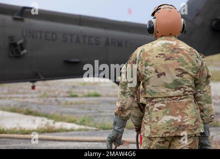 Ein Spezialist für Erdölversorgung mit 2. Bataillon, 211. Luftfahrtregiment, Utah Army National Guard, betankt einen UH-60 Black Hawk während des Western Strike 22 im Orchard Combat Training Center, Idaho, 4. Juni 2022. WESTERN Strike 22 ist eine exportierbare Kampfübung unter der Leitung der Artillerie-Brigade 65., die Soldaten der Nationalgarde in einem Tauchtraining ähnlich einem Kampftrainingscenter ausbildet und darauf abzielt, die Einsatzbereitschaft und die Letalität der beteiligten Einheiten zu erhöhen. Stockfoto