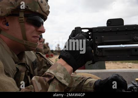 Ryder Koon, Kampftechniker der 833. Engineer Company, Iowa National Guard, feuert während des Western Strike 22 am 5. Juni 2022 im Orchard Combat Training Center, Idaho, ein Maschinengewehr Kaliber 50 ab. WESTERN Strike 22 ist eine exportierbare Übung zur Kampfausbildung unter der Leitung der 65. Artilleriebrigade der Utah National Guard, die Soldaten der Nationalgarde ähnlich wie ein Kampftrainingscenter eintauchen lässt und darauf abzielt, die Einsatzbereitschaft und die Letalität der teilnehmenden Einheit zu erhöhen. Stockfoto