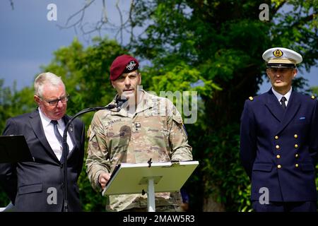 USA Generalmajor Christopher Donahue, kommandierender General der 82. Luftwaffendivision in Fort Bragg, N.C., spricht vor den Teilnehmern der Zeremonie zum Iron Mike Memorial in der Normandie, Frankreich, am 5. Juni 2022. Iron Mike ist eine Truppenstatue in der Luft und eine Hommage an die amerikanischen Soldaten, die am D-Day tapfer gekämpft haben. Stockfoto