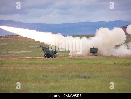 Spezialisten für Feuerwehr mit 5. Bataillon, 113. Artillerie-Regiment, North Carolina National Guard, feuern das M142 High Mobility Artillery Rocket System (HIMARS) während des Western Strike 22 im Orchard Combat Training Center, Idaho, 4. Juni 2022. WESTERN Strike ist eine exportierbare Kampfübung unter der Leitung der Artillerie-Brigade 65., die Soldaten der Nationalgarde in einem Tauchtraining ähnlich einem Kampftrainingscenter ausbildet und darauf abzielt, die Einsatzbereitschaft und die Letalität der beteiligten Einheiten zu erhöhen. Stockfoto