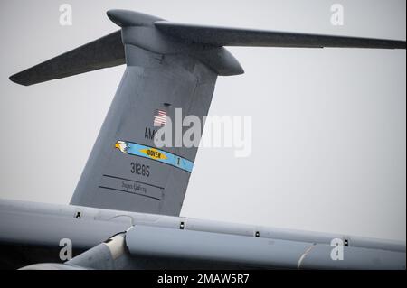 EIN US-AMERIKANISCHER Air Force C-5M Super Galaxy vom Luftwaffenstützpunkt Dover, Delaware, ist am 5. Juni 2022 in der Marine Corps Air Station Iwakuni, Japan, in der Fluglinie. Das Flugzeug in Dover brachte die 354. Air Expeditionary Wing Airmen und Personal nach MCAS Iwakuni, Japan für Agile Combat Employment Training. Durch den Einsatz von ACE-Elementen können die US-Streitkräfte im Indo-Pazifik von Standorten mit unterschiedlichen Kapazitäten und Unterstützungsniveaus aus operieren. So wird sichergestellt, dass die Flugzeuge und das Flugpersonal in der Lage sind, über das gesamte Spektrum militärischer Operationen zu reagieren. Stockfoto