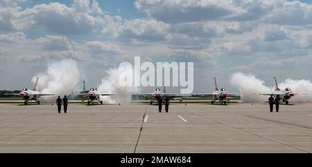 USA Air Force Thunderbird F-16 Kampfflugzeuge Falcon bereiten Sie sich auf den Flug vor, am Fort Wayne Air National Guard Base in Fort Wayne, Indiana, 5. Juni 2022. Das USAF Thunderbirds Air Demonstrationsteam leitete die Fort Wayne Air Show 2022. Stockfoto