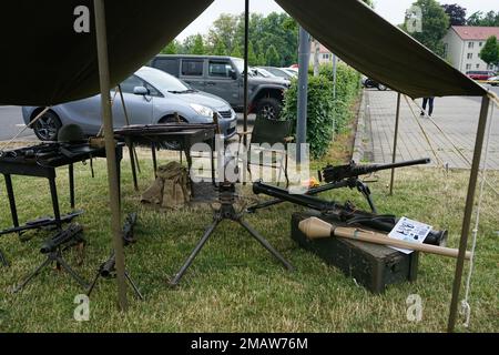 WIESBADEN, Deutschland – neben zwei historischen deutschen Waffen, einem Panzerfaust und einem MG 42, waren viele amerikanische Infanteriewaffen zu sehen. (Referenz: U.S. Army Garrison Wiesbaden Roland Schedel) EUCOM,StrongerTogether,US Army,Wiesbaden,target News europe, Stockfoto